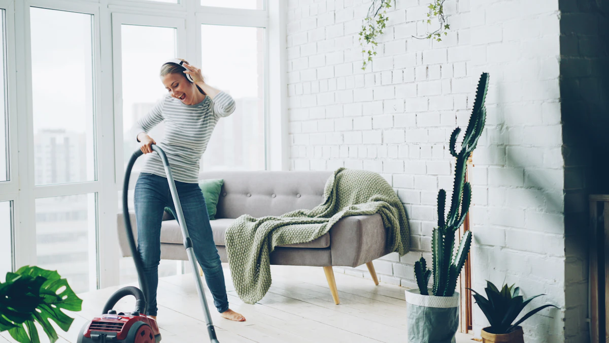 Aide ménagère passant l’aspirateur dans un salon lumineux