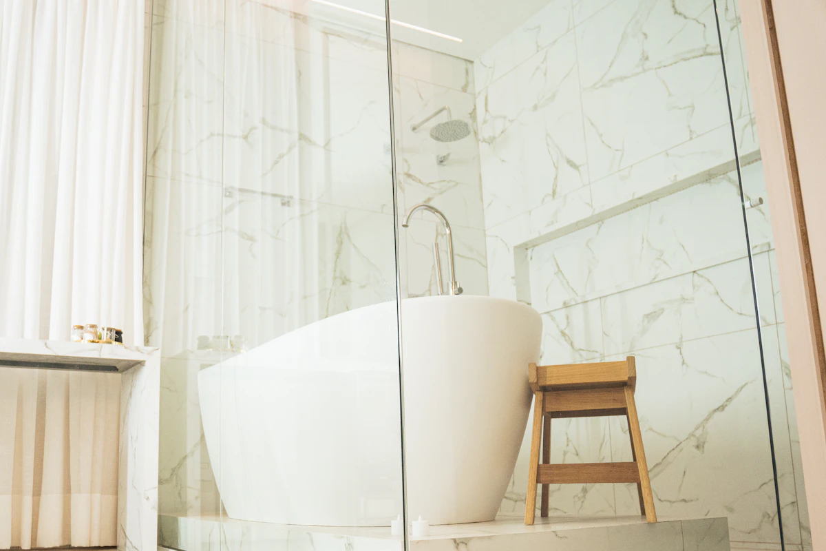 Salle de bain avec une baignoire et un tabouret