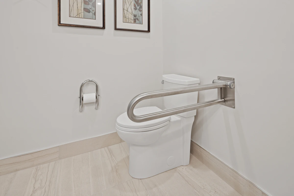 Barre d’appui relevable en inox fixée à côté des WC