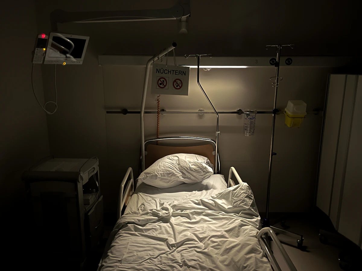 Chambre d’hôpital avec un lit médicalisé et un moniteur
