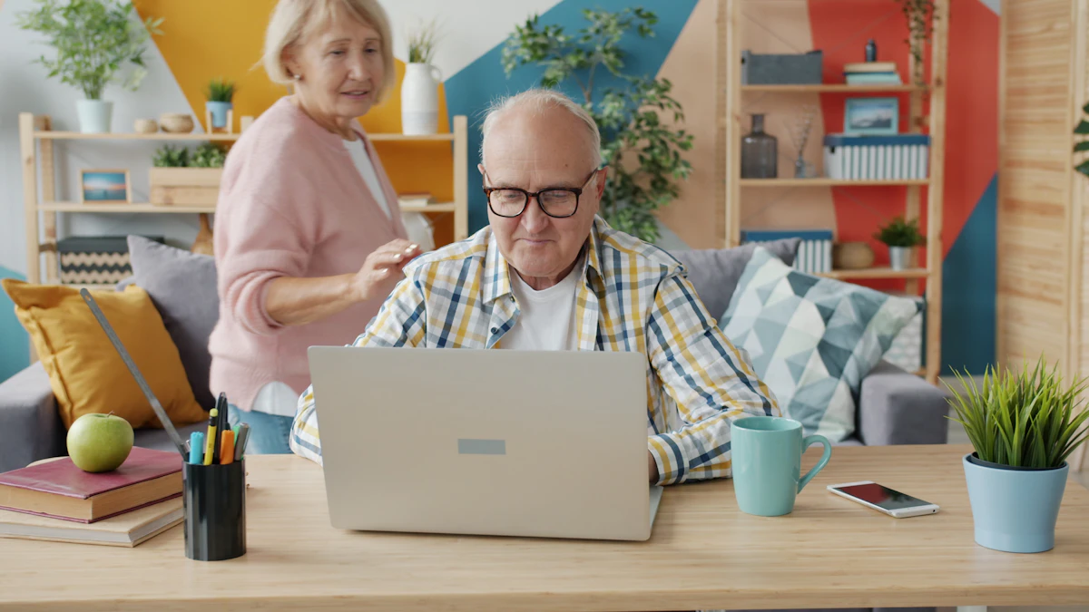 Couple de seniors comparant des offres sur un ordinateur portable dans leur salon