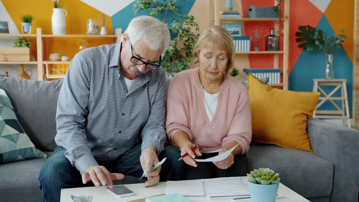 Couple de seniors examinant des documents administratifs à la maison