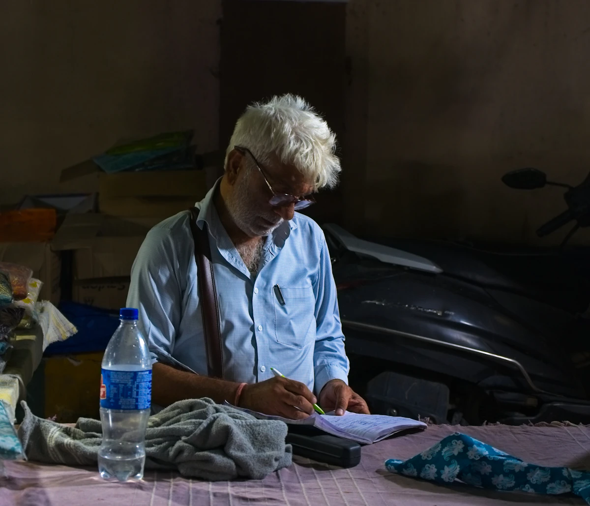 Homme âgé remplissant des papiers à son bureau