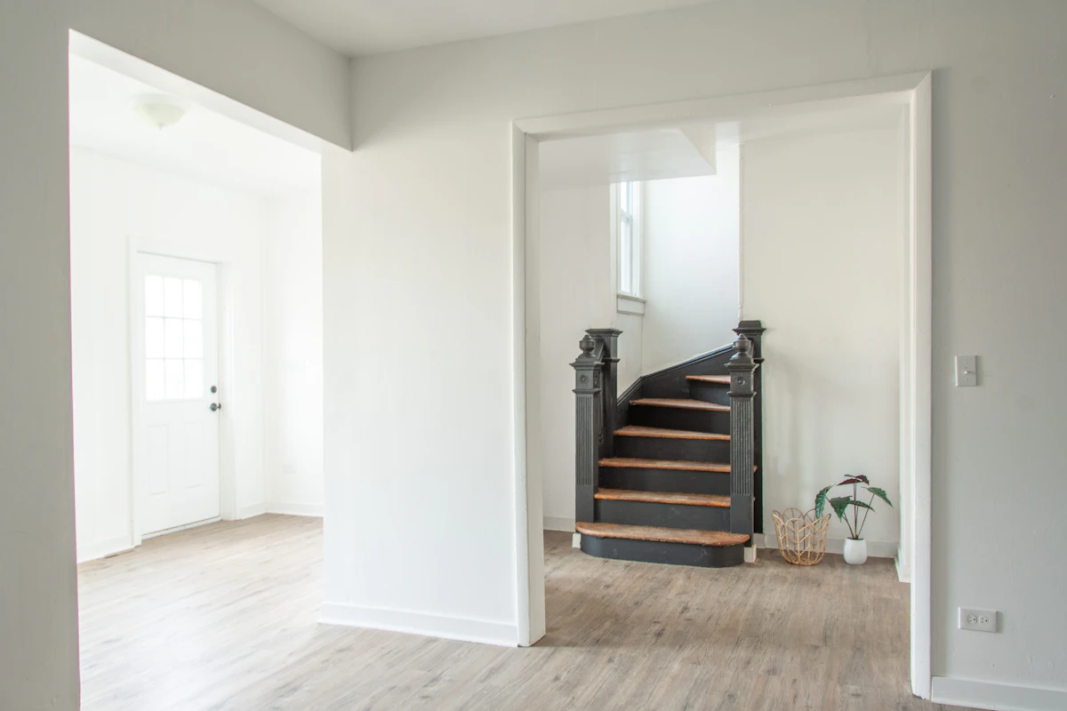 Intérieur de maison lumineux avec un escalier menant à l’étage