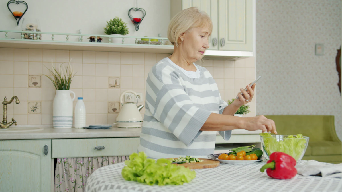 Femme âgée préparant une salade dans sa cuisine